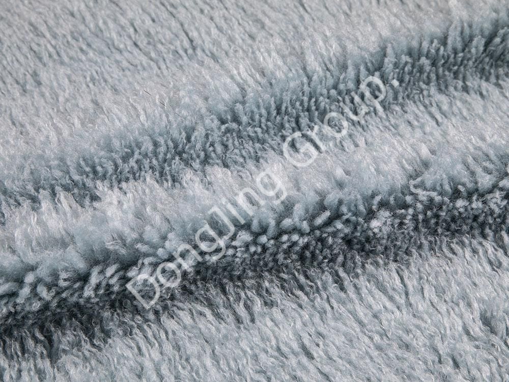 What are the characteristics of beach wool faux fur fabric？