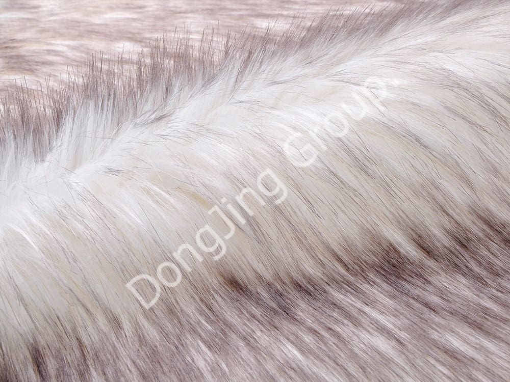 What are the advantages of white dyed pointed roll faux fur fabric?