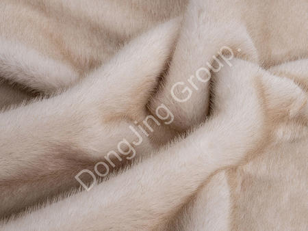 Why does Mi Xing dyed sharp silver blue sable faux fur fabric have excellent comfort?