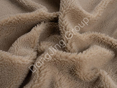 Why are more and more people choosing to use khaki green rolling ball cloth faux fur fabric? 