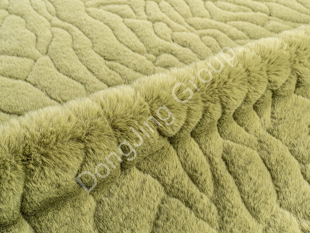 What are the features to consider when choosing a Olive green tiger pattern faux fur fabric?