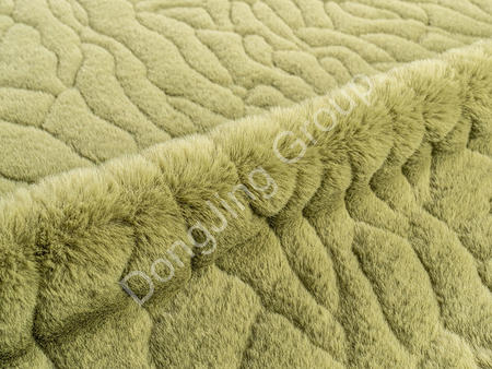 What are the features to consider when choosing a Olive green tiger pattern faux fur fabric?