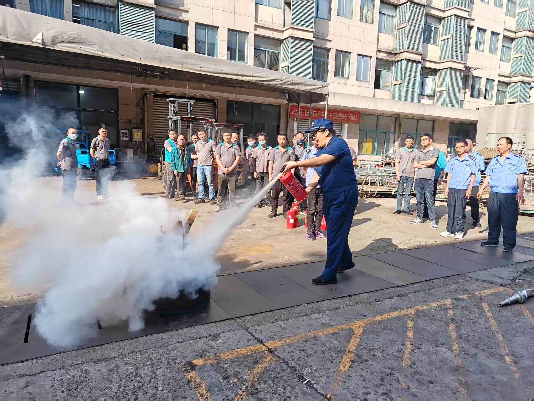 Dongjing Group specially invited the instructors from the Fire and Rescue Brigade of Qianwan New Area to conduct a special fire safety training, strengthening the safety defense line.