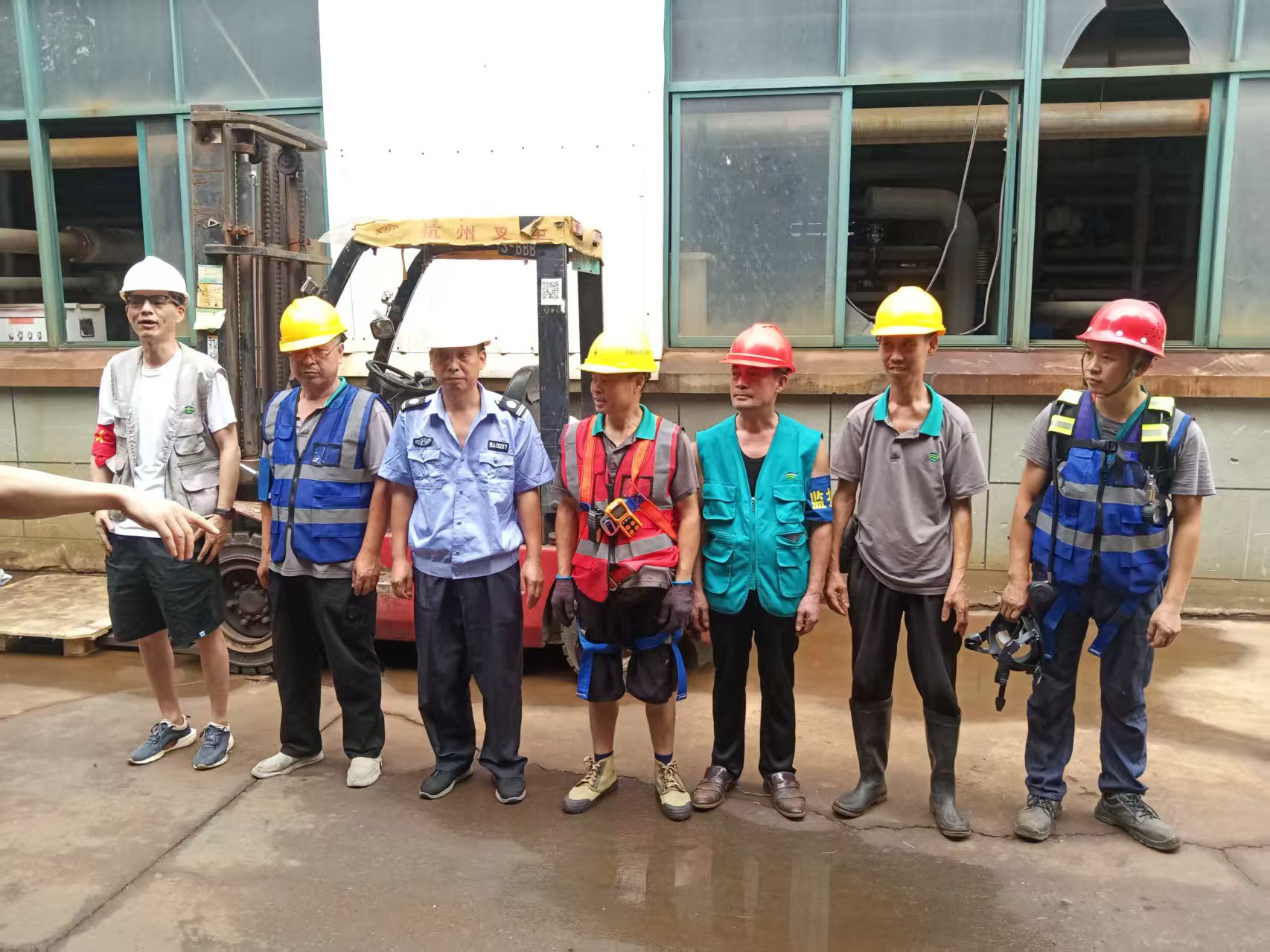 The emergency drill for confined space operations of Dongjing Group was successfully concluded with a focus on simulating real scenarios and demonstrating genuine skills. 