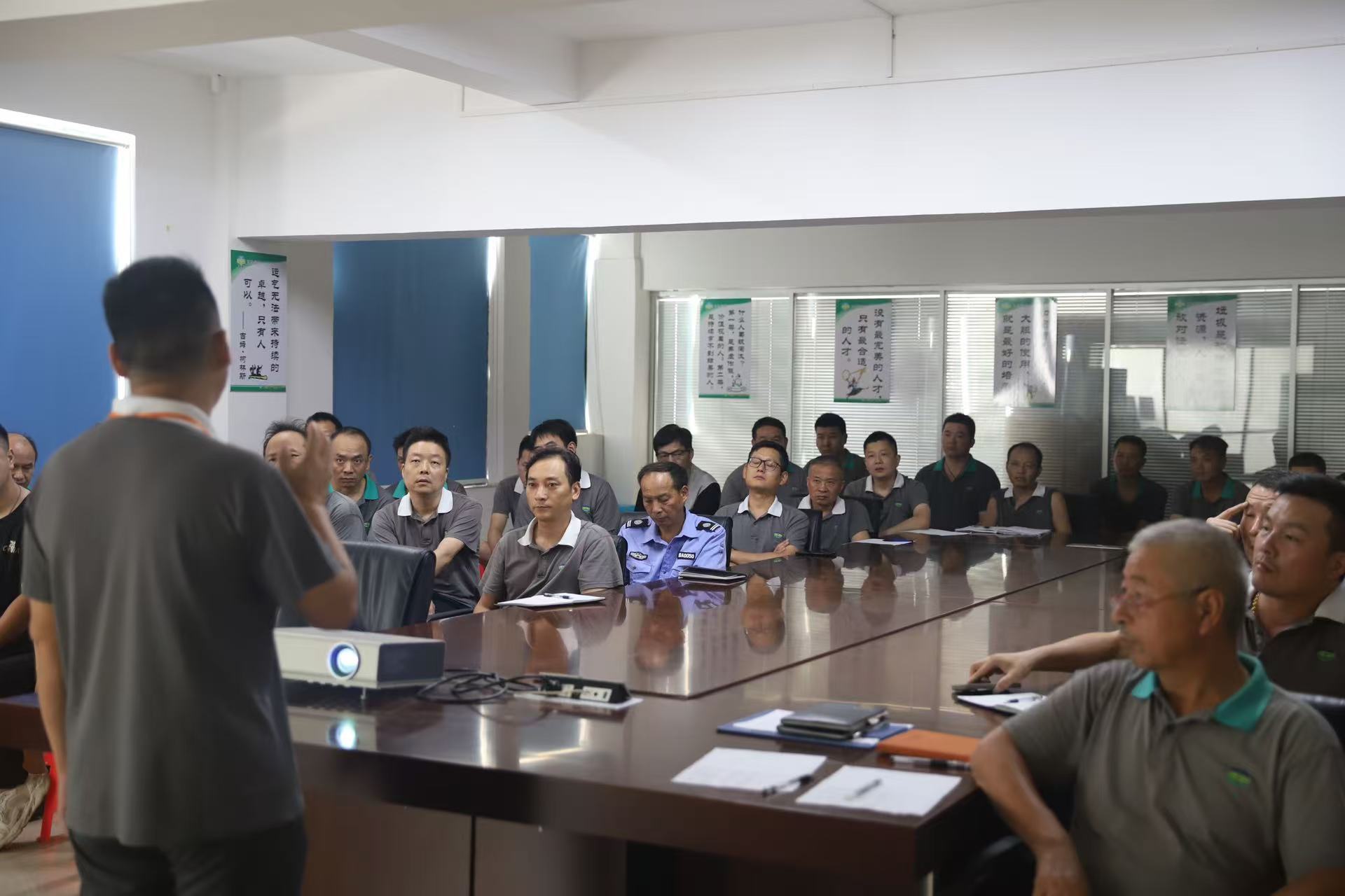 Strengthening the security defense line and building a peaceful Dongjing - Dongjing Group successfully held an electrical safety technology training session